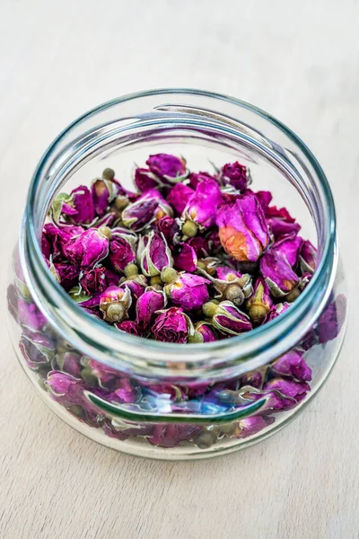 Gül çayını hazırlamak çok kolaydır, su kaynarken karışımı 5-10 dakika bekletin, süzün ve istenildiği gibi bal veya şekerle servis edin.