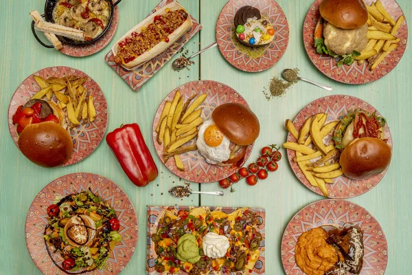 Talířová Souprava Mezinárodními Potravinovými Recepty Saláty Mnoha Burgery Mexickými Nachos — Stock fotografie
