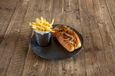 Sandviç küçük et şeritleri (biftek) ve az miktarda erimiş çedar veya provolone peyniri içerir.