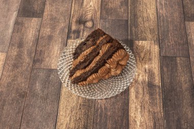 Çikolatalı tart bileşenleri tarifine göre değişebilir, fakat tipik olarak yumurta, şeker, kakao tozu, çikolata, tereyağı veya yağ, su veya tuz karışımı içerir.