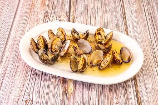 Clams a la marinera are a very typical clam stew of Galician gastronomy, particularly in the Rias Bajas area, being also very popular in other areas of Spain such as Cantabria or Asturias