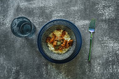 Amerikan sosunu içeren yemekler balık, kabuklu deniz ürünleri veya kafadanbacaklıdır; ayrıca et yemekleri ve yumurtalarda da kullanılır.