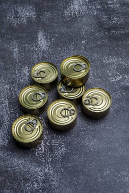 Başlangıçta, kutular kurşun lehimle mühürlenmişti, çok zehirli bir madde.