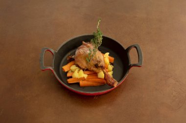 Konfeti hazırlamak için, et tuz ve sarımsakla ovulur, kaplanır ve 36 saate kadar soğutulur. Tuz koruyucu olarak işe yarıyor. Eti pişirmeden önce, tuzsuz ve kuru olur.