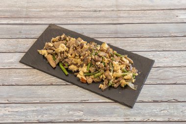 Çırpılmış yumurta ve taze sebze (kuşkonmaz, geniş fasulye, sarımsak filizi, mantar, piquillo biberi) ve serrano jambonu.