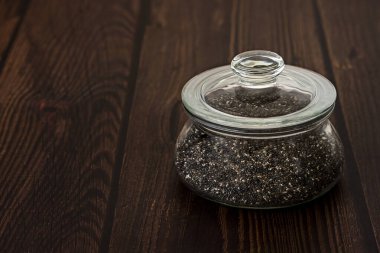 Chia tohumları proteinler, kalsiyum, bor (kemiklerdeki kalsiyumun onarılmasına yardımcı olan bir mineral), potasyum, demir, omega 3 gibi yağ asitleri gibi pek çok besin içerir.