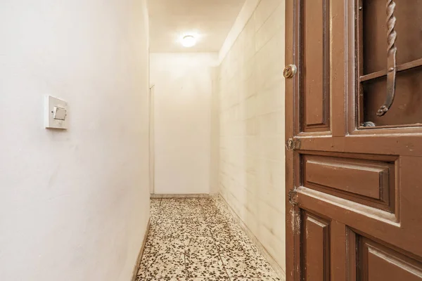 白塗りの壁と黒い点とテラゾの床と長い廊下を持つ家の玄関ホール — ストック写真