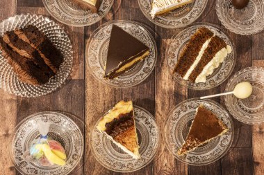 Birkaç porsiyon çikolatalı kek, krema, peynir ve tatlı jelibon.