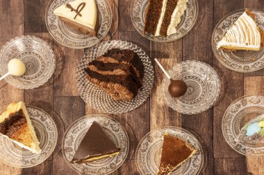 Çikolata ve krema soslu cam tabaklar.