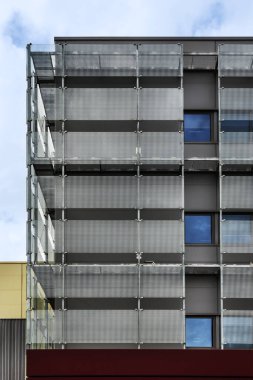 Ofis binasının dış cephesinde bulutlar var.