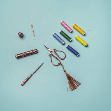 Renkli iplik ve bakır vintage makas makaraları ile onarımlar için bir set