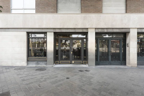 Zewnętrzny Portal Ulicę Prostego Budynku Mieszkalnego Malowanymi Metalowymi Drzwiami Złotymi — Zdjęcie stockowe