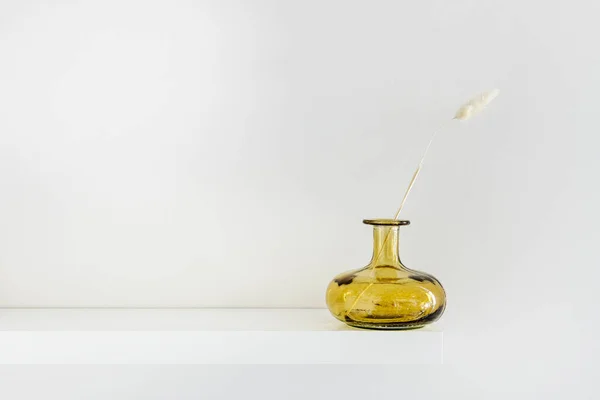 Sebuah Vas Kaca Kuning Cantik Berdiri Rak Dinding Putih — Stok Foto