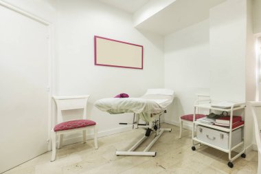Dermoestetik klinikte sedye ve koltuklarla tedavi için kabin.