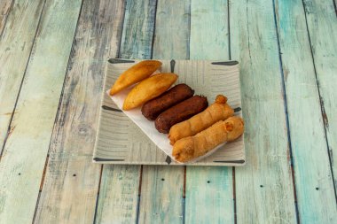 Venezuela restoranının aperatifleri kızarmış kroket, mısır böreği ve el peyniri ile doldurulmuş tekneler.