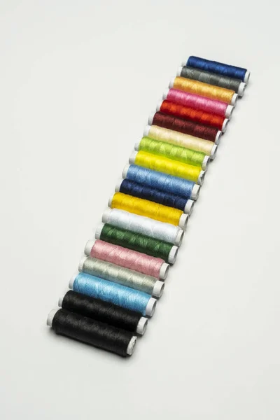 Uma Tira Diagonal Carretéis Fios Costura Coloridos — Fotografia de Stock