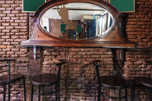 Зеркало Деревянного Комода Прибитого Кирпичной Стене Бара Высокими Табуретами — стоковое фото