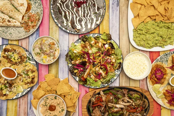 Typische Mexikanische Gerichte Mit Nachos Mit Guacamole Und Fleisch Ceviche — Stockfoto