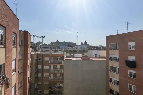 Block Patio Фасадами Будинків Сонячний День Королівським Палацом Мадрида Задньому — стокове фото