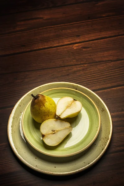 Some Fresh Pears Some Green Circular Plates Dark Wooden Table — Stock Photo, Image