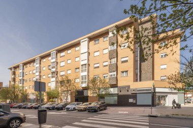 Canels, Fransa 'nın Bordeaux şehrinin tipik küçük bisküvileridir. Kenarları olan karakteristik silindirik bir görünüşleri var.