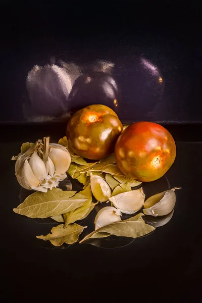 Quelques Tomates Mûres Avec Une Tête Ail Sur Les Feuilles — Photo