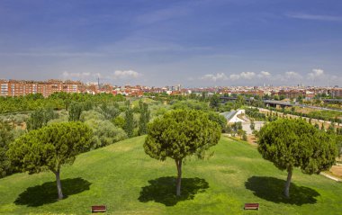 Madrid 'in güney bölgesinde ağaçlar ve çimlerle kaplı güzel ve büyük bir şehir parkı.