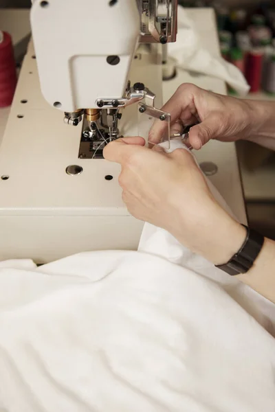Швея Швейная Ткань Промышленной Швейной Машине — стоковое фото
