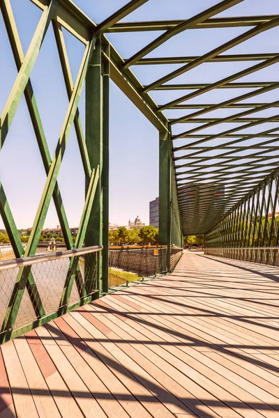 Проход Металлической Стальной Конструкцией Деревянной Дорожкой Через Реку Мансанарес Мадриде — стоковое фото