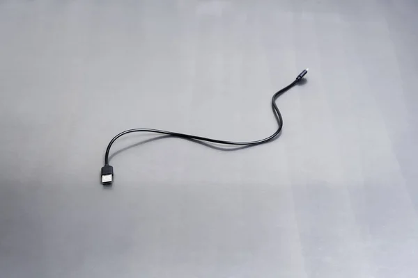 灰色表面上的黑色Usb充电电缆 — 图库照片