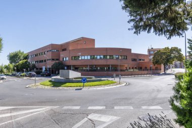 Küçük bir kasabanın meydanında hükümet binası cephesi