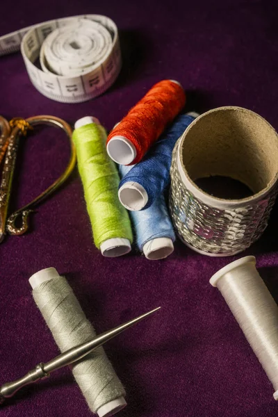 缝制器皿 置于深紫色天鹅绒织物上 — 图库照片