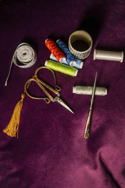 缝制器皿 线线轴 装在深紫色天鹅绒织物上 — 图库照片