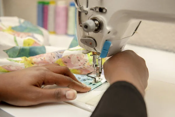Руки Темноволосої Жінки Використанням Промислової Швейної Машини — стокове фото
