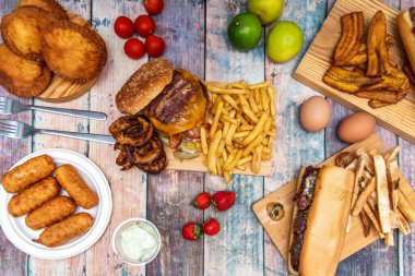 Venezuela usulü gurme fast food yemekleri. Sandviçler, hamburgerler, börekler, patatesler ve meyveler.