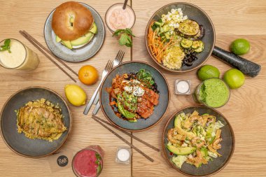 Ahşap bir masada kahvaltı için harika bir tabak.