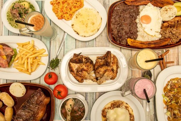 Een Grote Set Typische Colombiaanse Gerechten Met Sappen Gegrild Vlees — Stockfoto