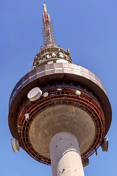 Madridská Telekomunikační Věž Zaplňuje Celý Rám Spolu Nějakou Modrou Oblohou — Stock fotografie