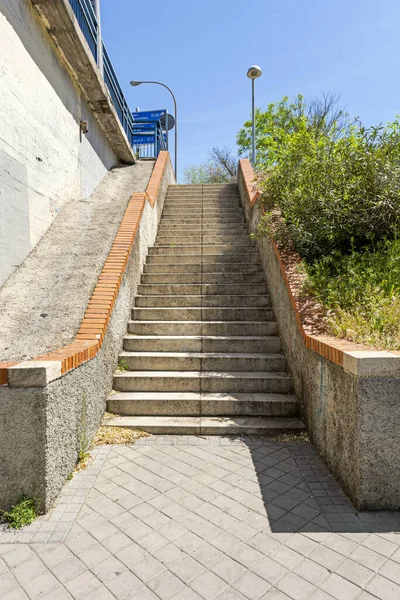 도시의 불안정을 연결하는 화강암 계단들 — 스톡 사진