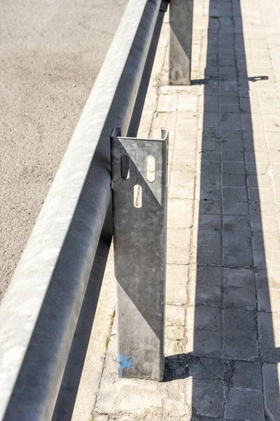 Ocynkowana Metalowa Poręcz Zamontowana Miejskiej Ulicy — Zdjęcie stockowe