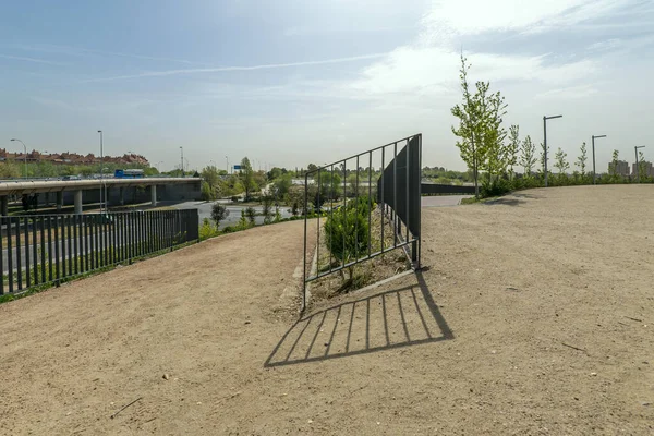 在一个新的城市公园里 一条有砂质弯道和金属栏杆的人行道 — 图库照片