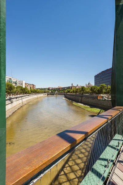 马德里曼萨纳雷斯运河的景观 通过一座涂成绿色的钢制人行桥 拯救了卡尔30公园的河床 — 图库照片