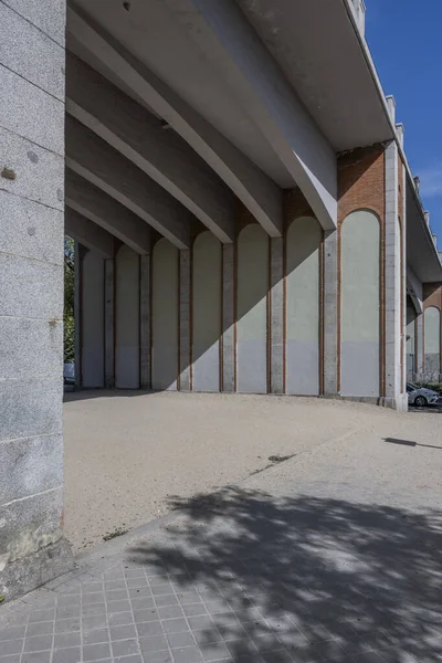Een Stedelijke Hoek Met Zand Grond Onder Muren Van Een — Stockfoto