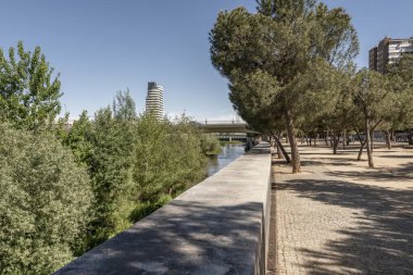 Madrid 'de Manzanares nehrinin yanındaki 30. Cadde Parkı.