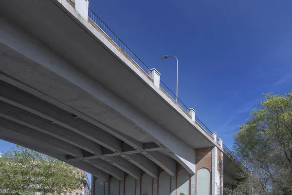 Вид Нижнюю Часть Моста Которая Поддерживает Дорогу Центре Города — стоковое фото