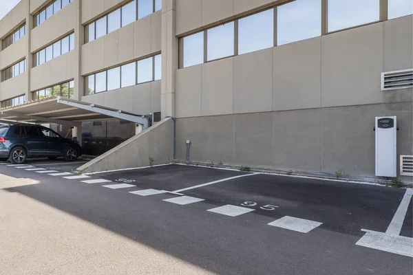 Unüberdachter Parkplatz Mit Schnellladegerät Für Elektrofahrzeuge Untergeschoss Eines Bürogebäudes Mit — Stockfoto