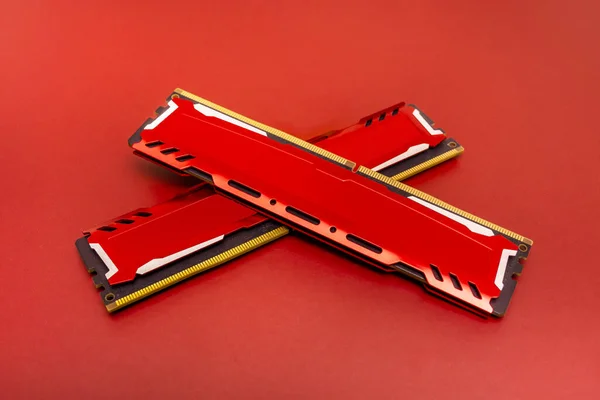 Karty Pamięci Ddr4 Ram Czerwonymi Aluminiowymi Radiatorami Dopasowanej Powierzchni Kolorystycznej — Zdjęcie stockowe
