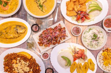 Latin mutfağı, hindistan cevizli balık, kızarmış pilav, patlamış mısırlı ceviche, soslu patatesler, kızarmış yukka, biftek ve doğranmış biftek ve arepas.