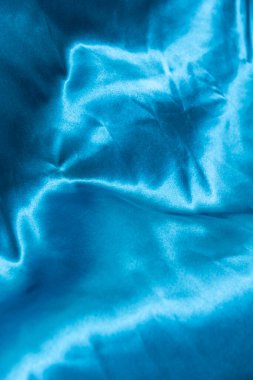 Kırışıklıkları olan yeşil saten kumaş arkaplan: Vektör kumaş dokusu