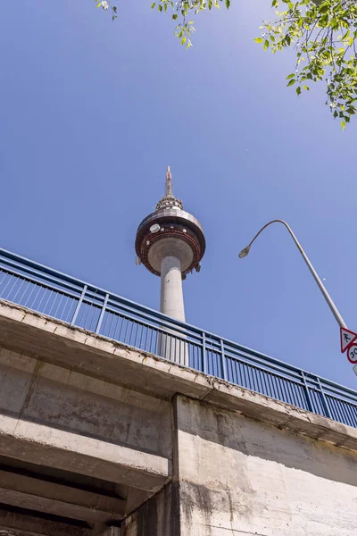 각도의 다리에서 마드리드의 타워의 — 스톡 사진